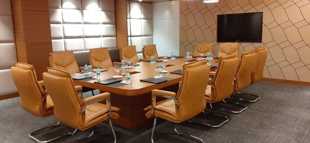 Ramada By Wyndham Jalandhar City Center Экстерьер фото