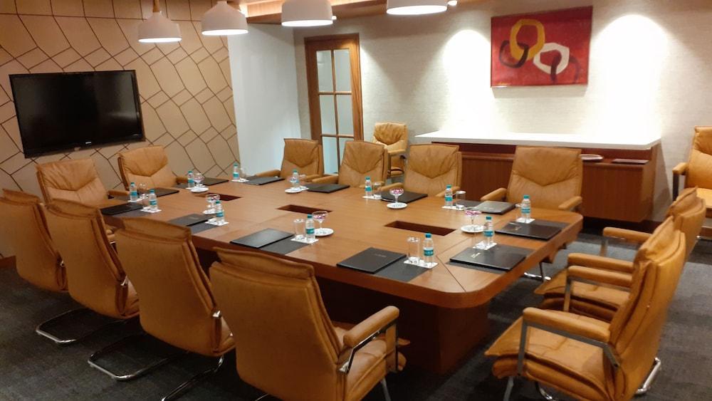 Ramada By Wyndham Jalandhar City Center Экстерьер фото