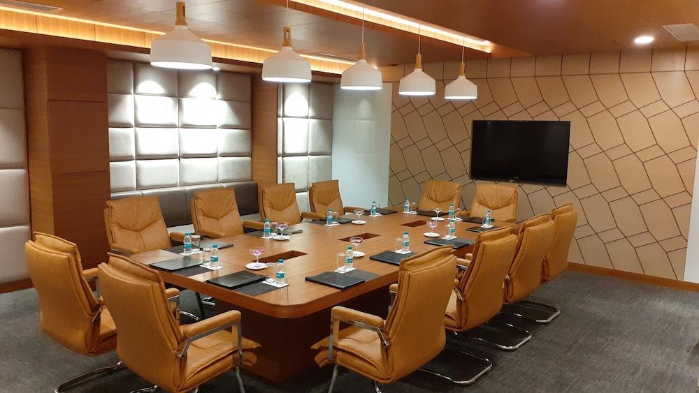 Ramada By Wyndham Jalandhar City Center Экстерьер фото