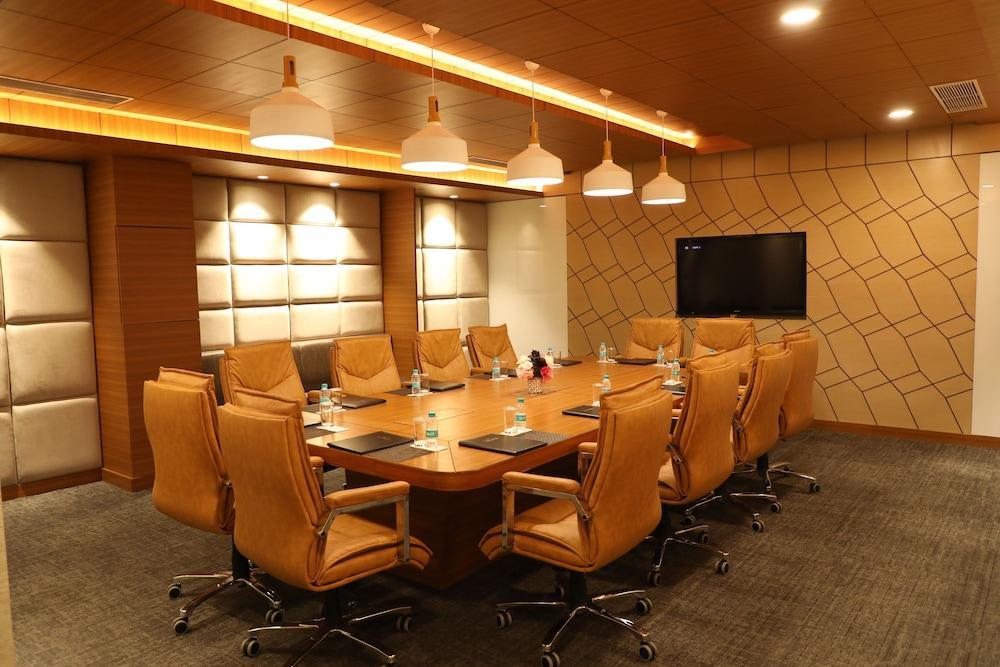 Ramada By Wyndham Jalandhar City Center Экстерьер фото