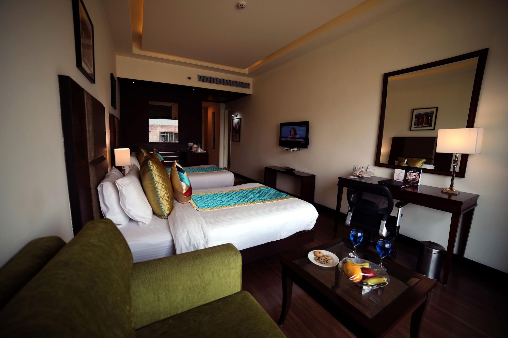 Ramada By Wyndham Jalandhar City Center Экстерьер фото
