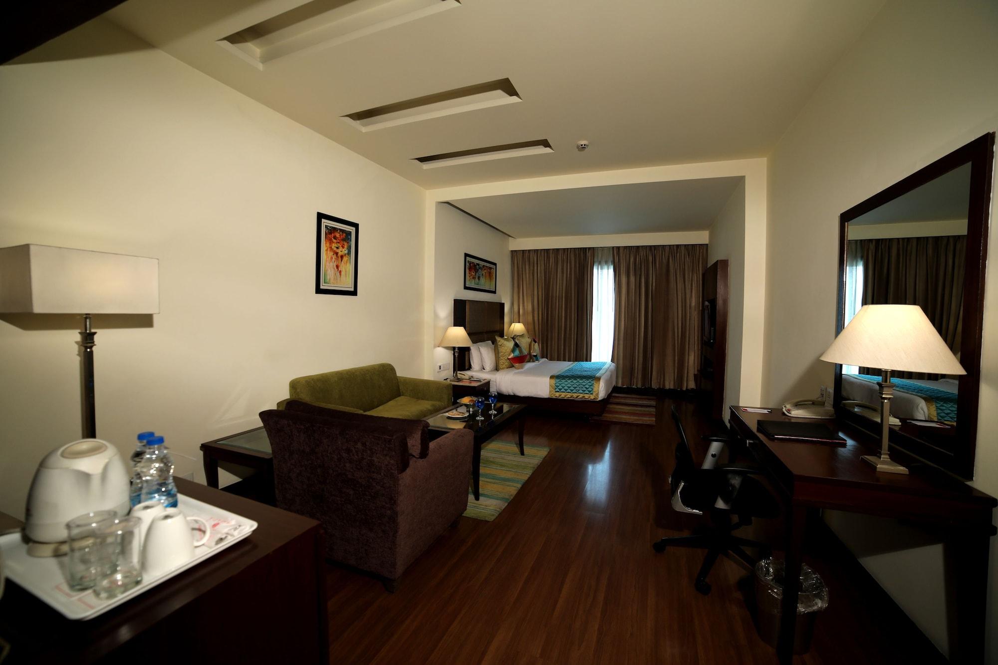 Ramada By Wyndham Jalandhar City Center Экстерьер фото
