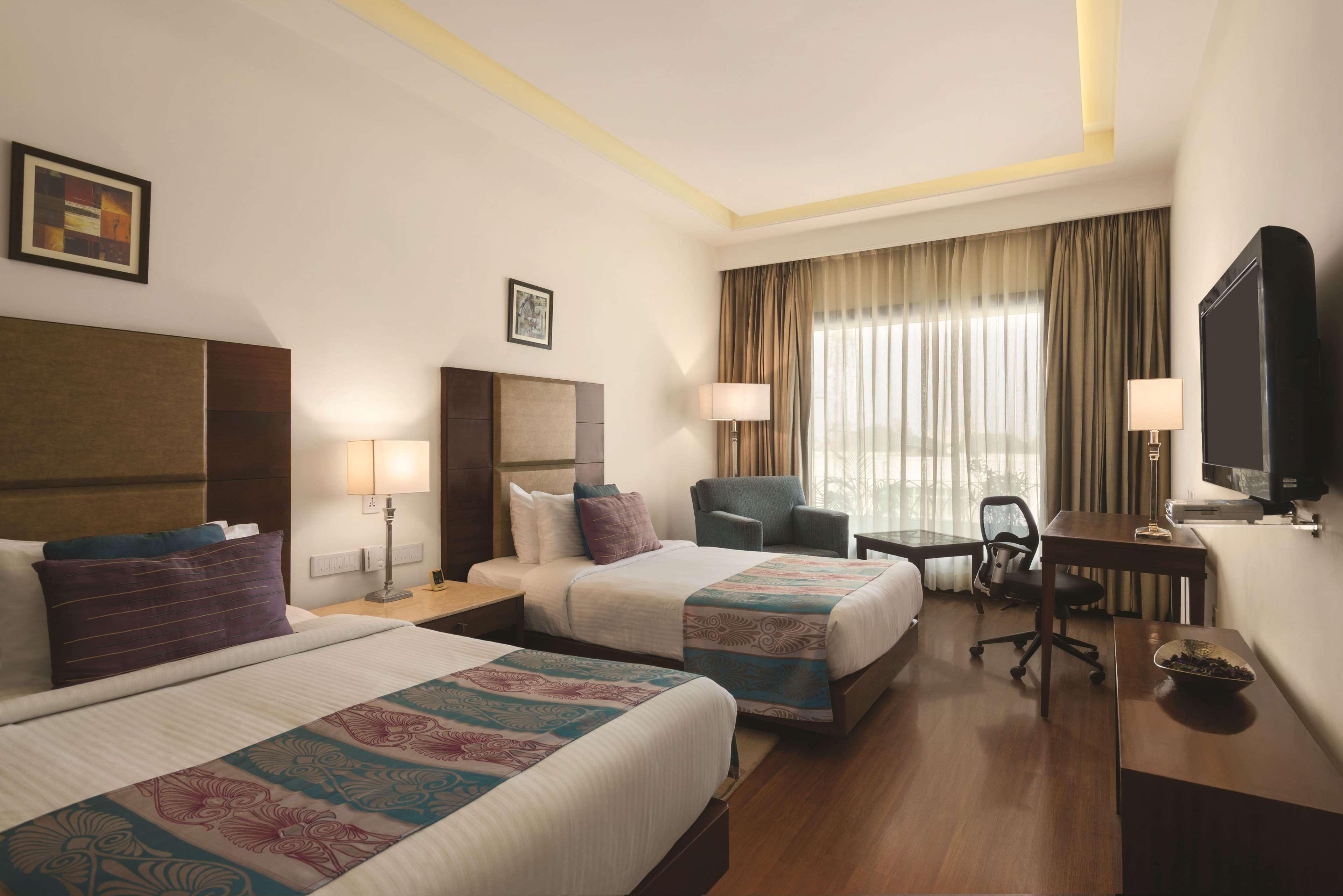 Ramada By Wyndham Jalandhar City Center Экстерьер фото