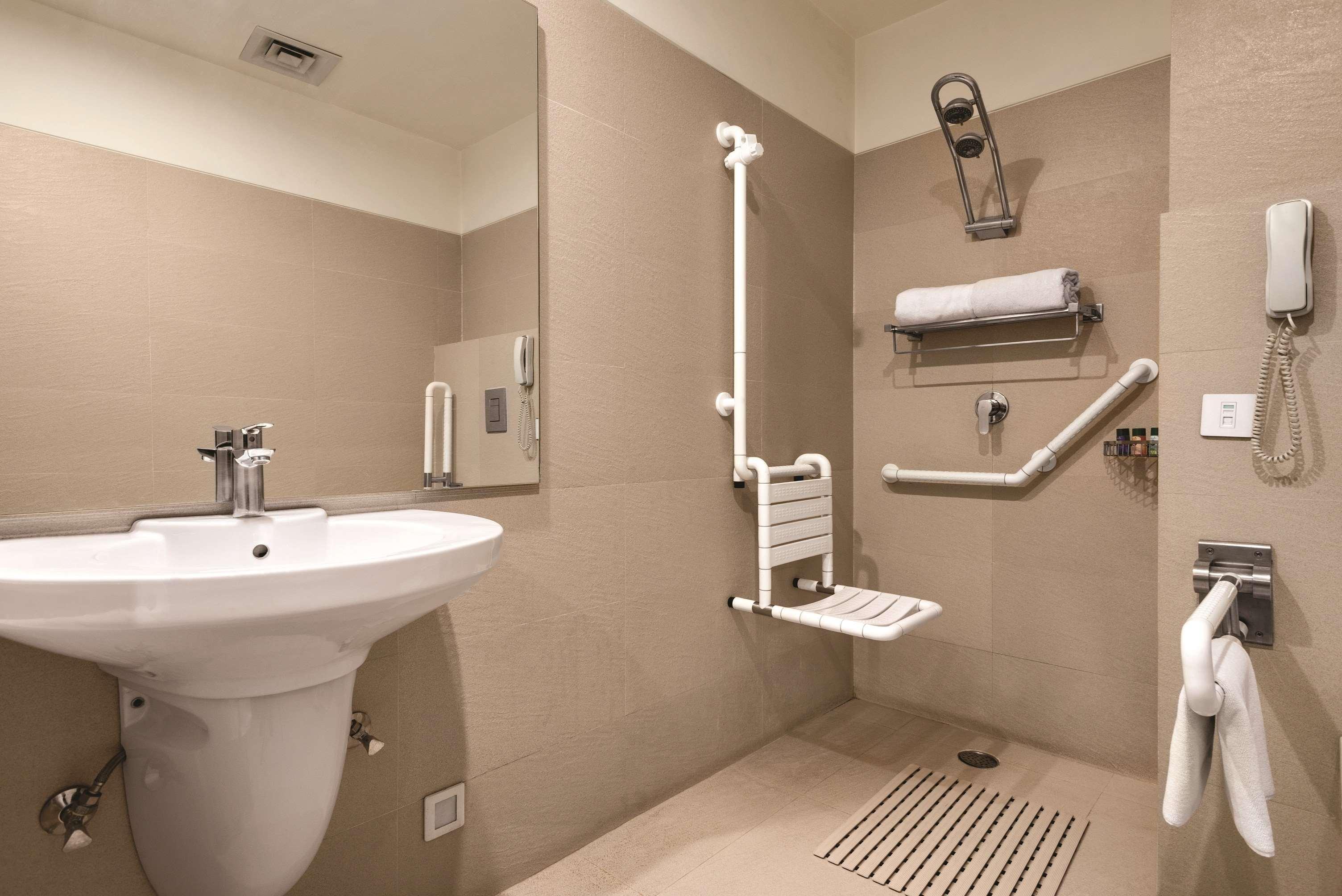 Ramada By Wyndham Jalandhar City Center Экстерьер фото