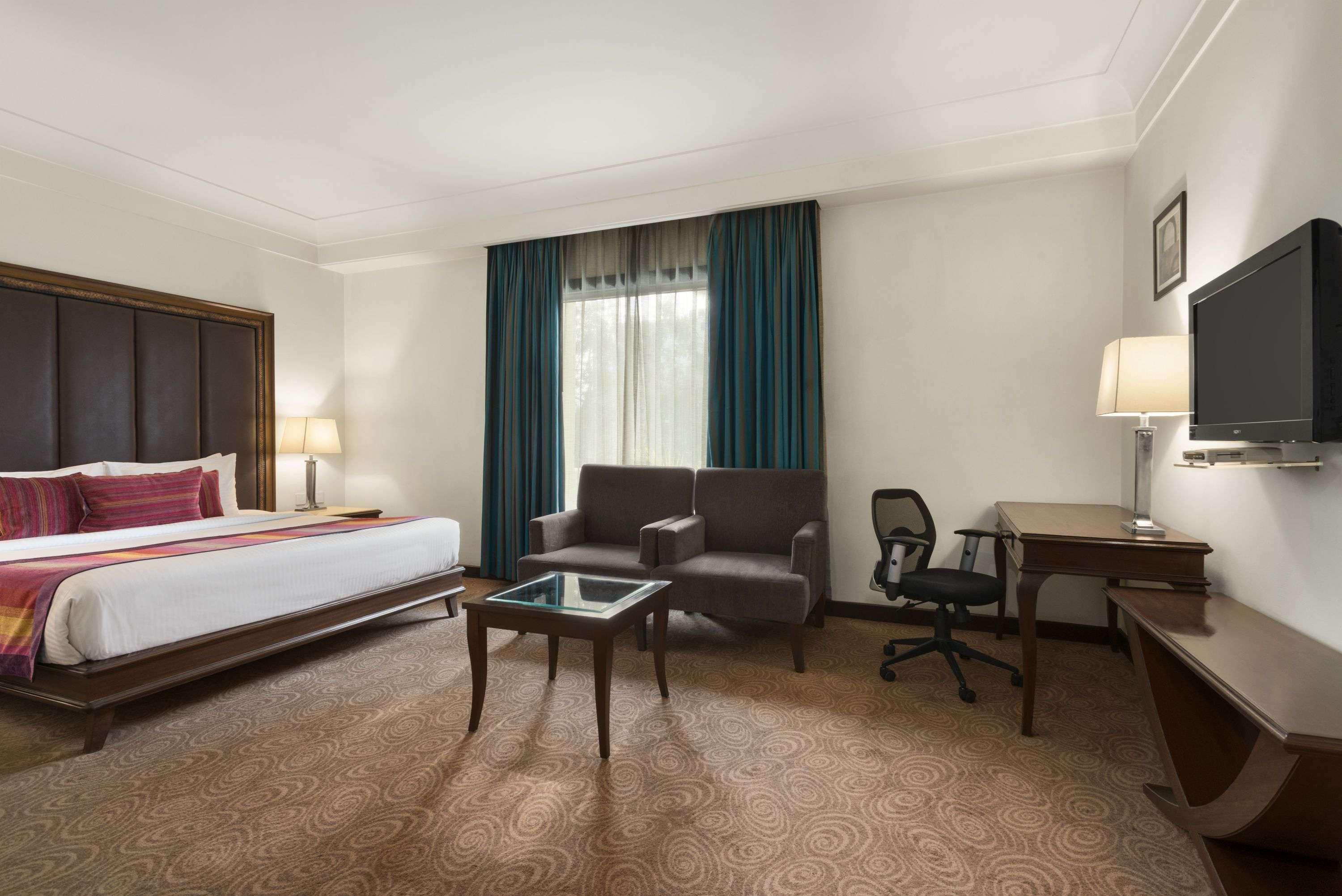 Ramada By Wyndham Jalandhar City Center Экстерьер фото
