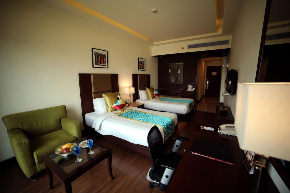 Ramada By Wyndham Jalandhar City Center Экстерьер фото