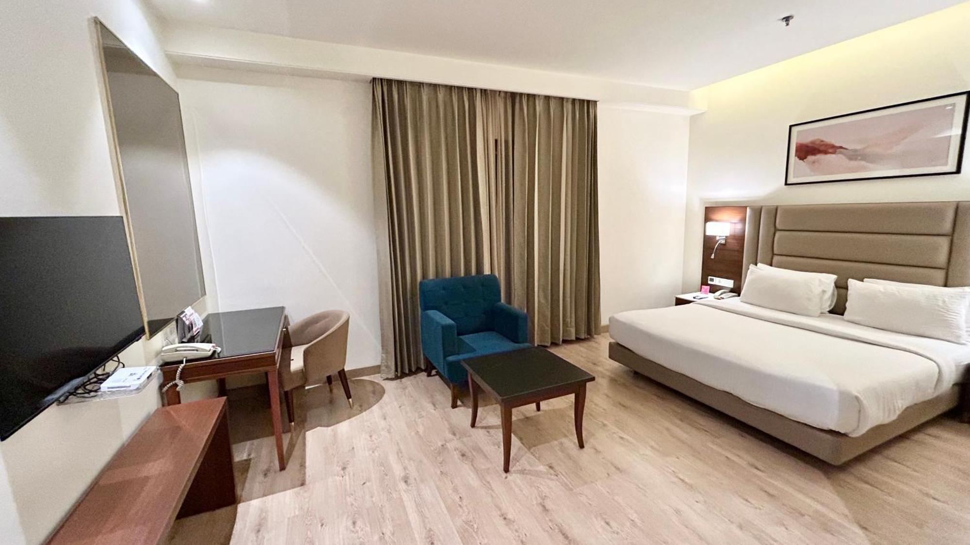 Ramada By Wyndham Jalandhar City Center Экстерьер фото