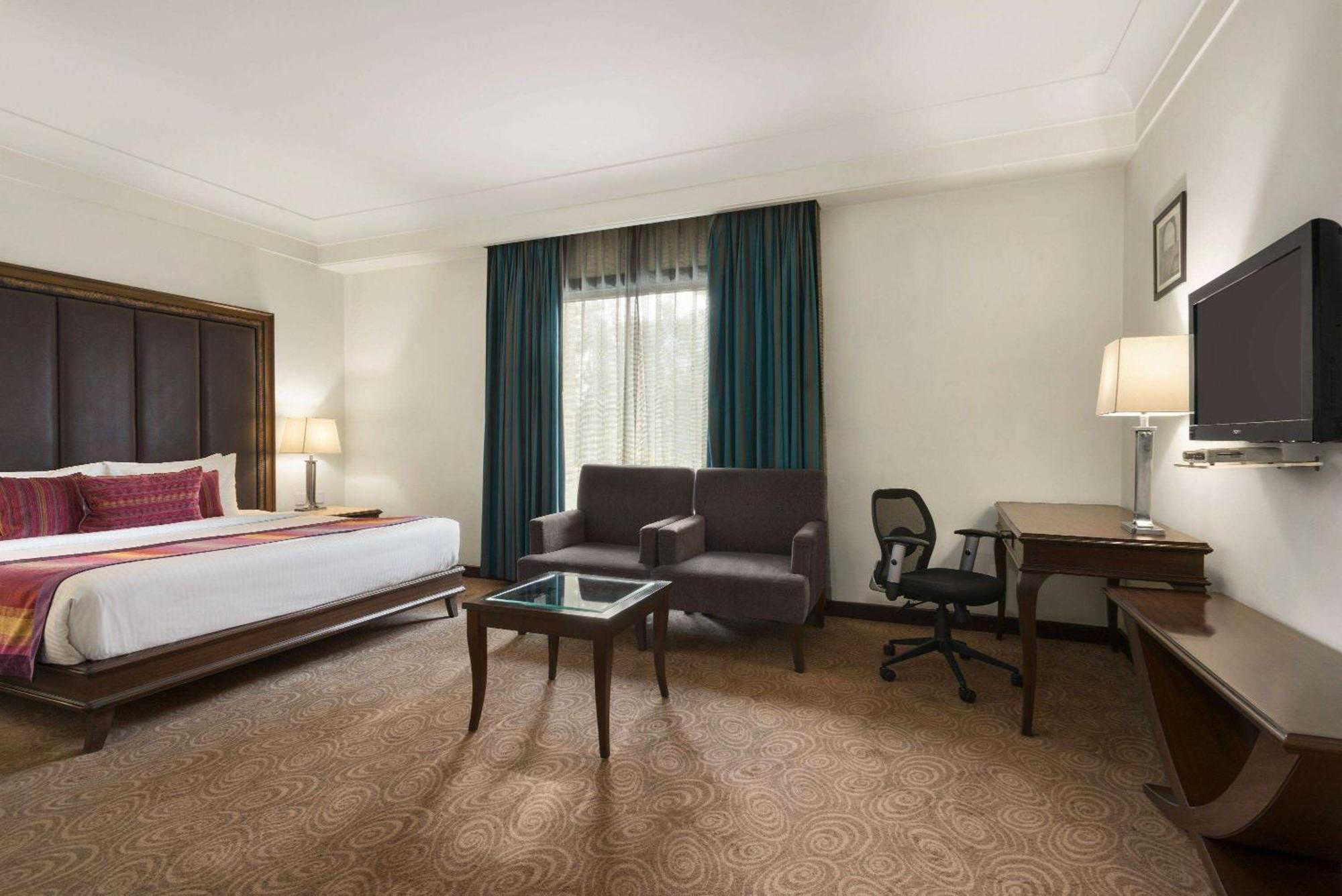 Ramada By Wyndham Jalandhar City Center Экстерьер фото